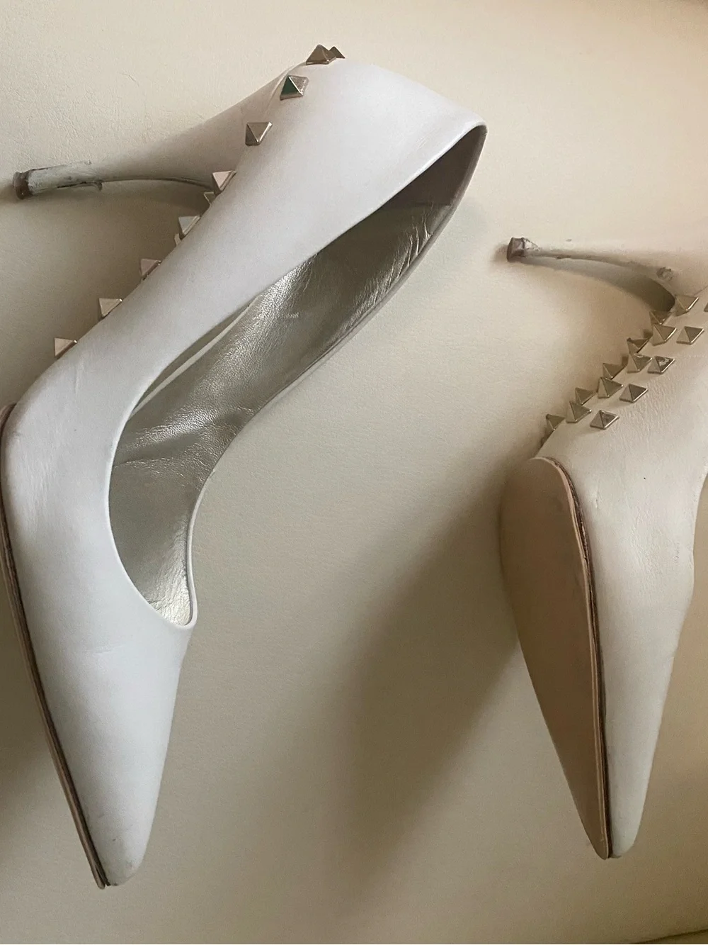 Valentino Garavani Cream White Leather Pointed-Toe Pumps Flaws
